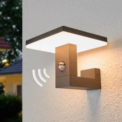 Lucande LED-Außenwandleuchte Olesia, Sensor, 15 cm, IP54