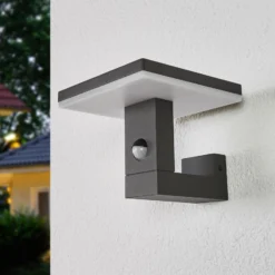 Lucande LED-Außenwandleuchte Olesia, Sensor, 15 cm, IP54