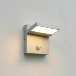 Lucande LED-Außenwandleuchte Silvan, steingrau, Sensor, IP54