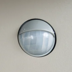Lucande LED-Außenwandleuchte Silvan, steingrau, Sensor, IP54