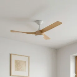 Lucande LED-Deckenventilator Airona, weiß/holz DC leise dim.