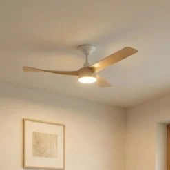 Lucande LED-Deckenventilator Airona, weiß/holz DC leise dim.