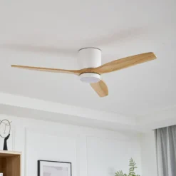 Lucande LED-Deckenventilator Faipari, Holz hell, DC, 132 cm