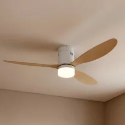 Lucande LED-Deckenventilator Kayu, weiß/holz, DC, 132 cm