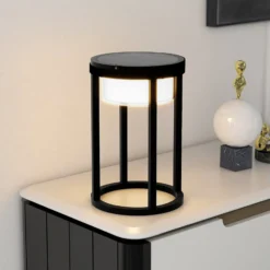 Lucande LED-Solartischlampe Tilena, rund, schwarz, dimmbar
