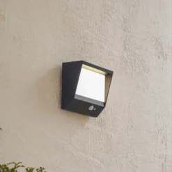 Lucande LED-Solarwandlampe Dava, 14 cm hoch, Alu, Sensor
