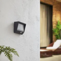 Lucande LED-Solarwandlampe Dava, 14 cm hoch, Alu, Sensor