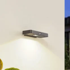 Lucande LED-Solar-Wandleuchte Tavon, eckig, schwarz, Sensor