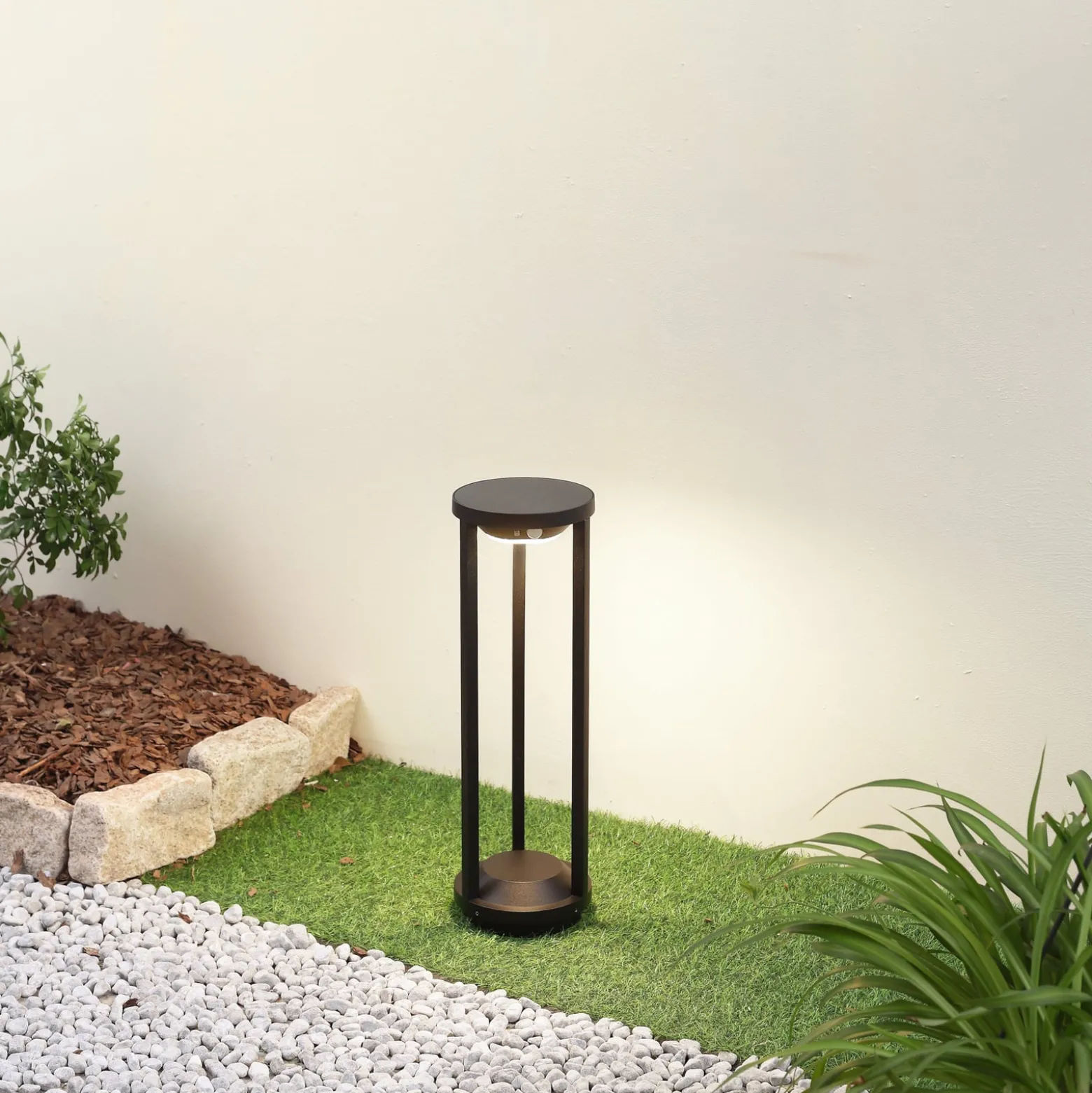 Lucande LED-Solarwegeleuchte Nilea, Ø 16 cm, schwarz, Sensor