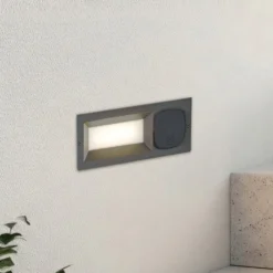 Lucande LED-Wandeinbaulampe Lachlain, anthrazit, Steckdose