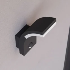 Lucande LED-Wandleuchte Timm, Sensor, 20cm, anthrazit, IP54