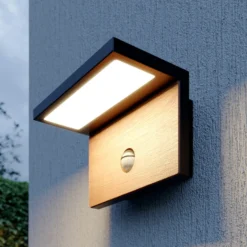 Lucande Lignus LED-Außenwandlampe, Bewegungsmelder