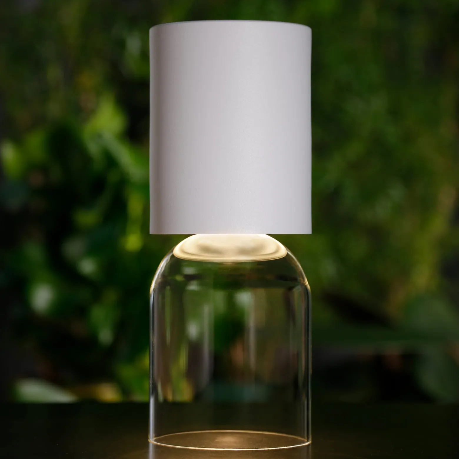 Luceplan Nui Mini Tischlampe mit Akku IP54, weiß