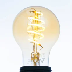 LUUMR Smart LED-Leuchtmittel A60 E27 amber 4,9W Tuya WLAN
