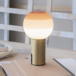 MARSET Akku-Tischlampe Dipping Light, creme/messing, dimmbar