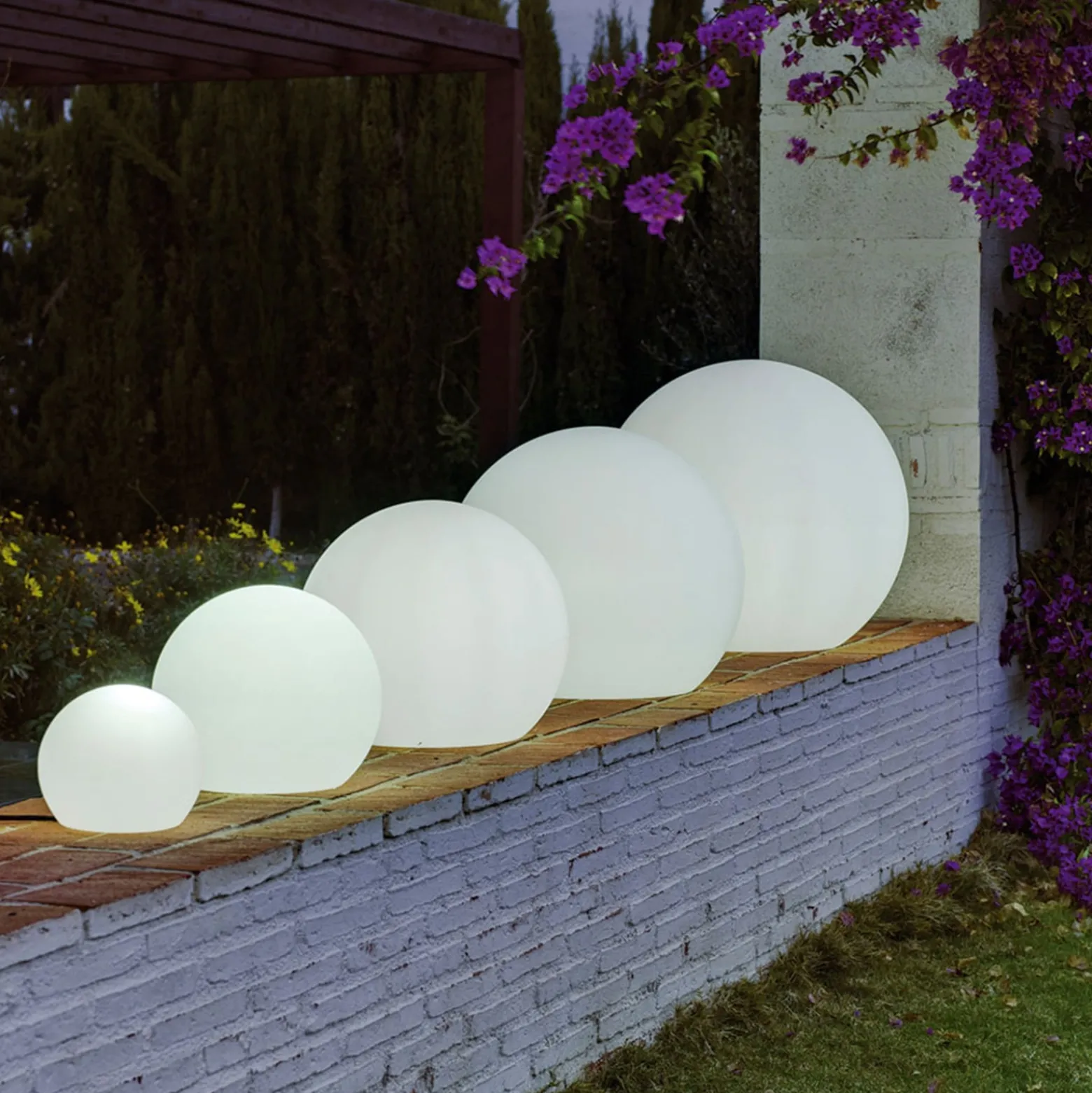 Newgarden Buly LED-Solarleuchte Kugel IP65, Ø 60cm