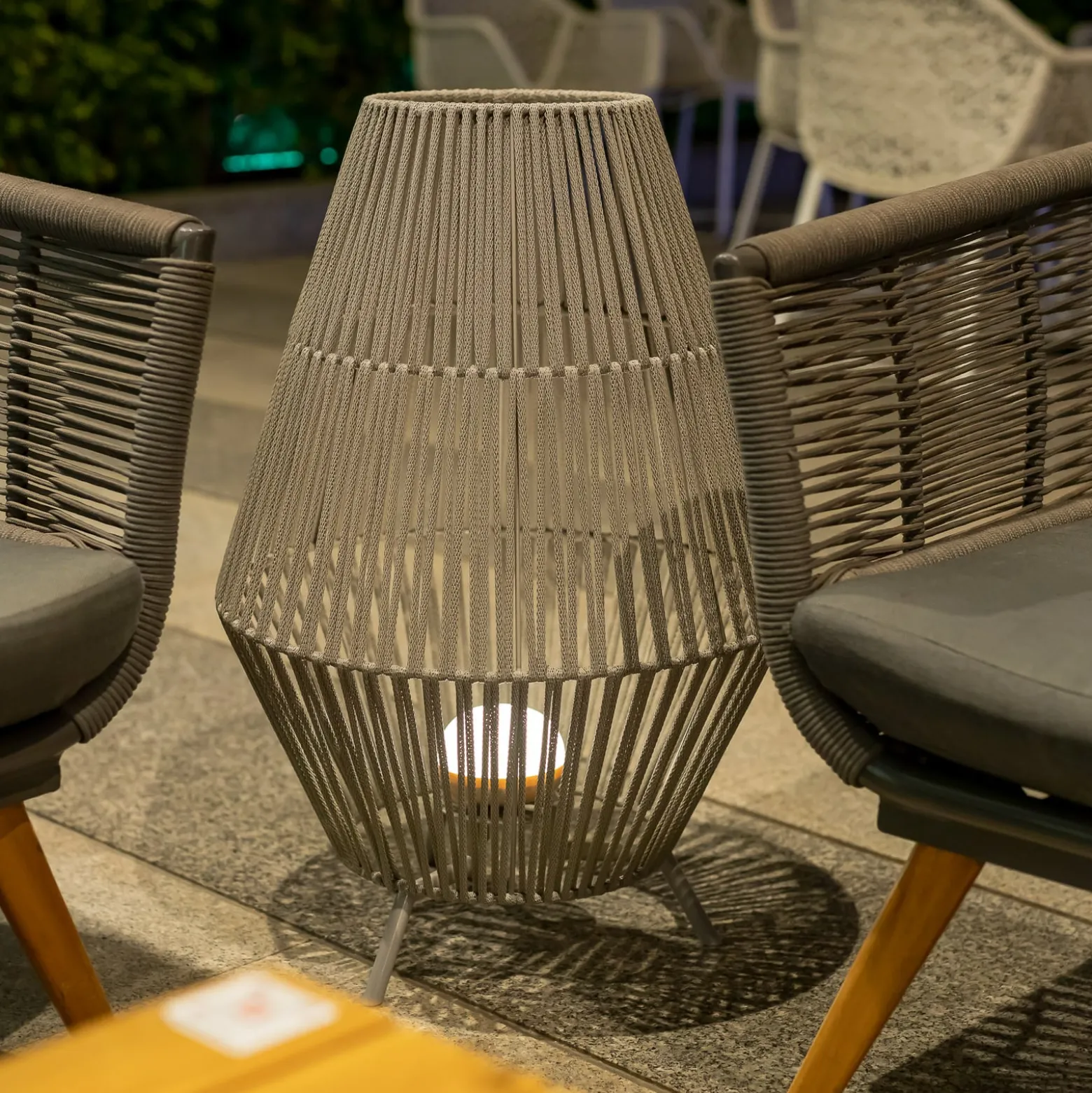 Newgarden Conta LED-Akku-Tischlampe taupe 72cm