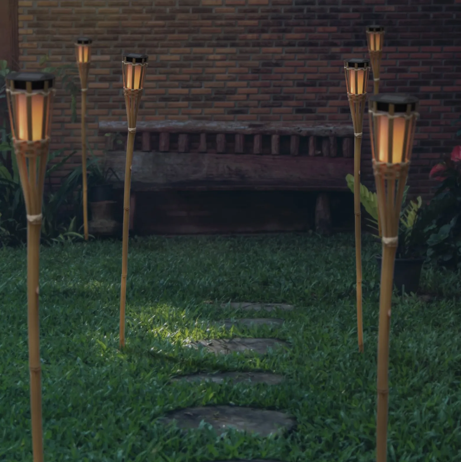 Newgarden Hiama LED-Solar-Gartenfackel aus Bambus