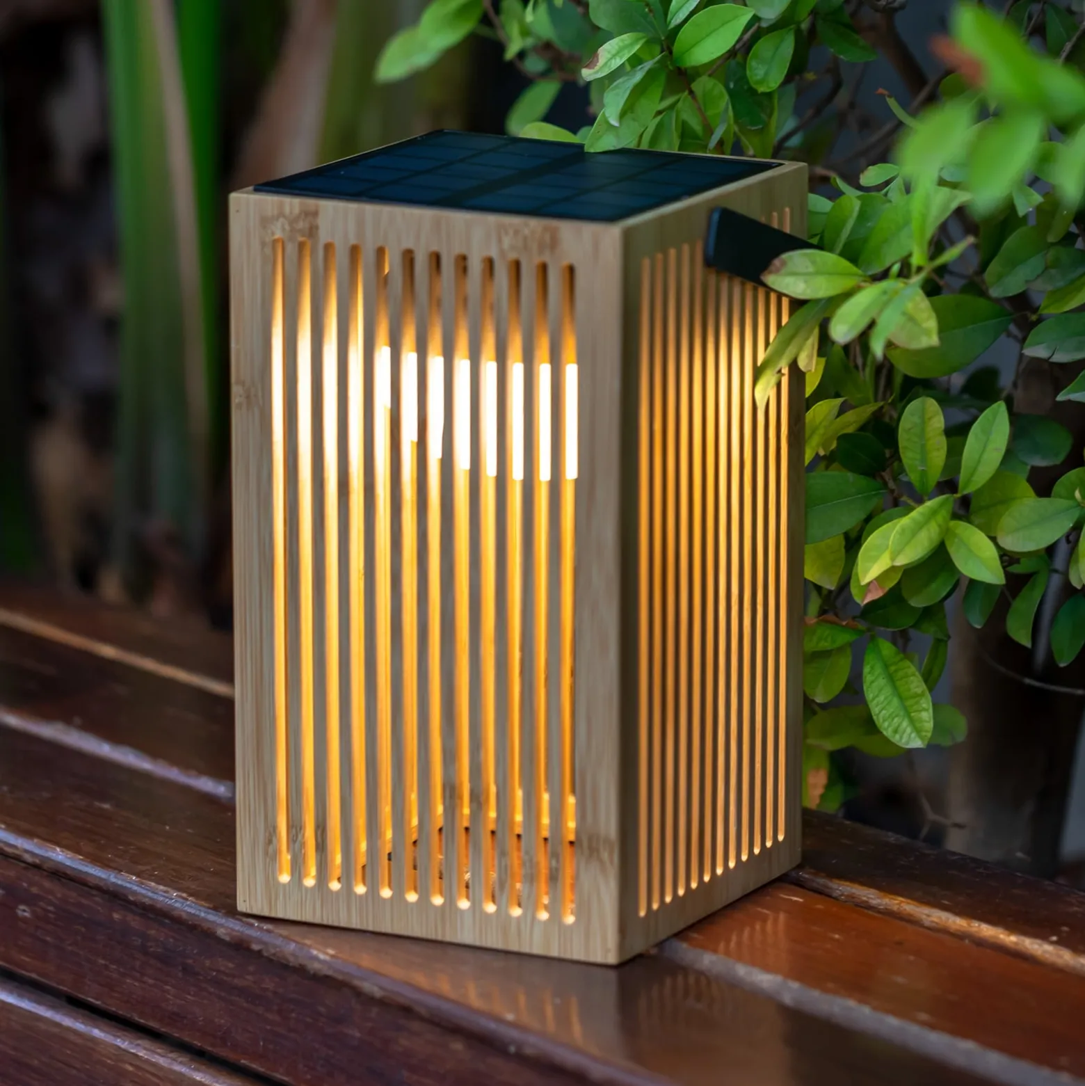 Newgarden Okinawa LED-Solar-Tischlampe aus Bambus