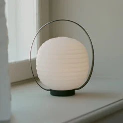 New Works LED-Akkutischleuchte Lantern, weiß, Glas, dimmbar