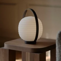 New Works LED-Akkutischleuchte Lantern, weiß, Glas, dimmbar