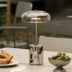 Nuura LED-Akku-Tischlampe Blossi, Höhe 26 cm, chrom/klar