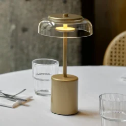 Nuura LED-Akku-Tischlampe Blossi, Höhe 26 cm goldfarben/klar