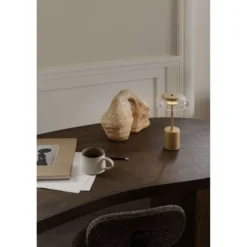 Nuura LED-Akku-Tischlampe Blossi, Höhe 26 cm goldfarben/klar