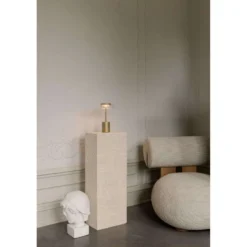 Nuura LED-Akku-Tischlampe Blossi, Höhe 26 cm goldfarben/klar
