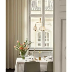 Nuura LED-Akku-Tischlampe Blossi, Höhe 26 cm goldfarben/klar