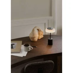 Nuura LED-Akku-Tischlampe Blossi, Höhe 26 cm, schwarz/opal