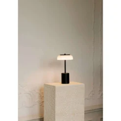 Nuura LED-Akku-Tischlampe Blossi, Höhe 26 cm, schwarz/opal