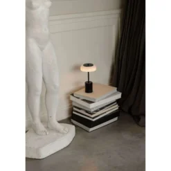 Nuura LED-Akku-Tischlampe Blossi, Höhe 26 cm, schwarz/opal