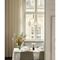 Nuura LED-Akku-Tischlampe Blossi, Höhe 26 cm, schwarz/opal