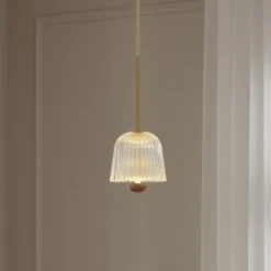 Nuura LED-Hängelampe Asteea 1, Ø 12 cm, messingfarben/klar