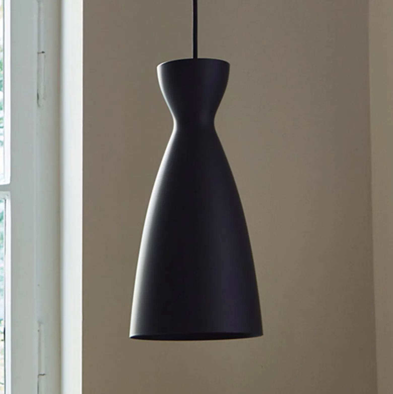 Nyta Pretty long Hängelampe 3m, schwarz matt
