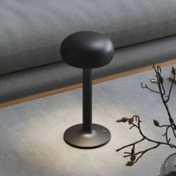 PLEASE WAIT to be SEATED Akku-Tischlampe Emendo schwarz IP44