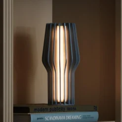 PLEASE WAIT to be SEATED Akku-Tischlampe RADIANT, blau, IP44