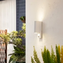 Prios Außenwandleuchte Tetje, weiß, rund, Sensor, 2er-Set