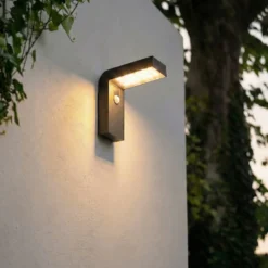 Prios LED-Solar-Wandleuchte Aurino, schwarz, Sensor, IP44