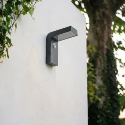 Prios LED-Solar-Wandleuchte Aurino, schwarz, Sensor, IP44