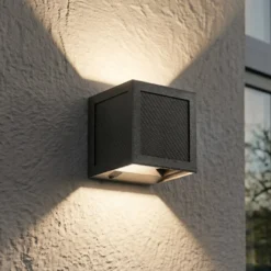 Prios LED-Solarwandleuchte Avvin, schwarz, Würfel, Sensor