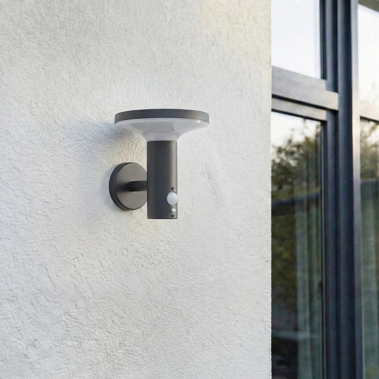 Prios LED-Solarwandleuchte Kalen, 17 cm, schwarz, Sensor