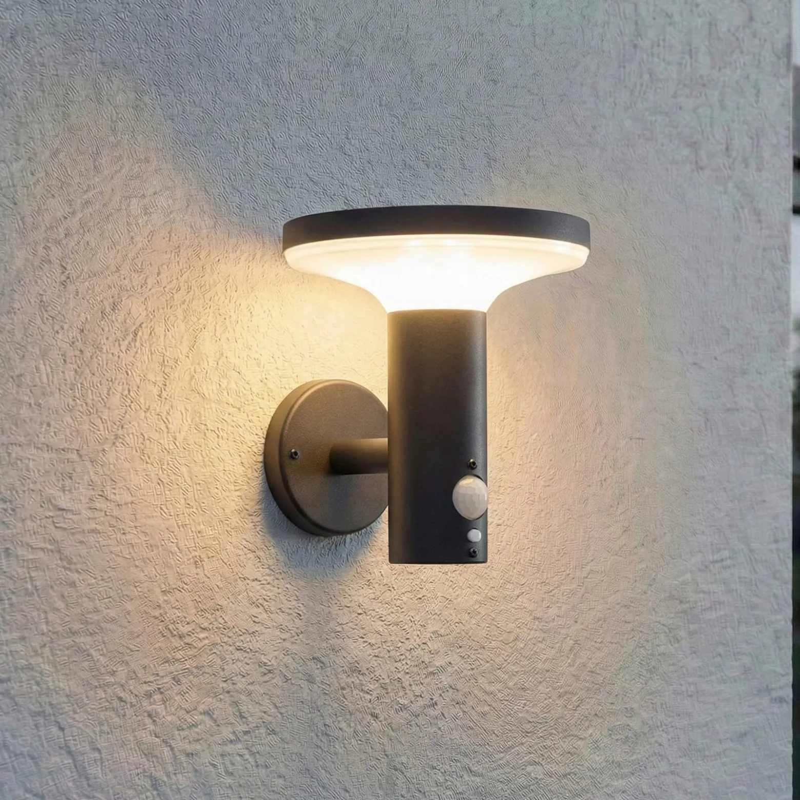 Prios LED-Solarwandleuchte Kalen, 17 cm, schwarz, Sensor
