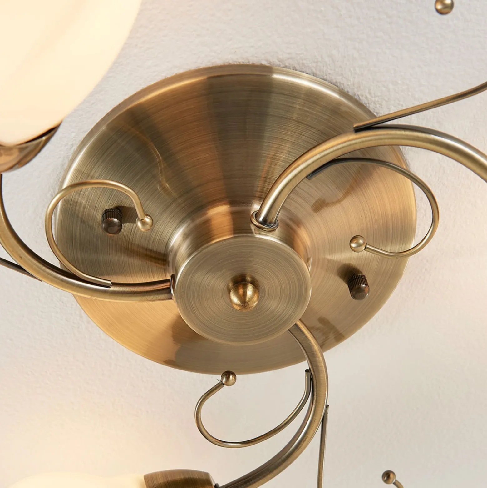 Romantisch gestaltete Deckenlampe Amedea