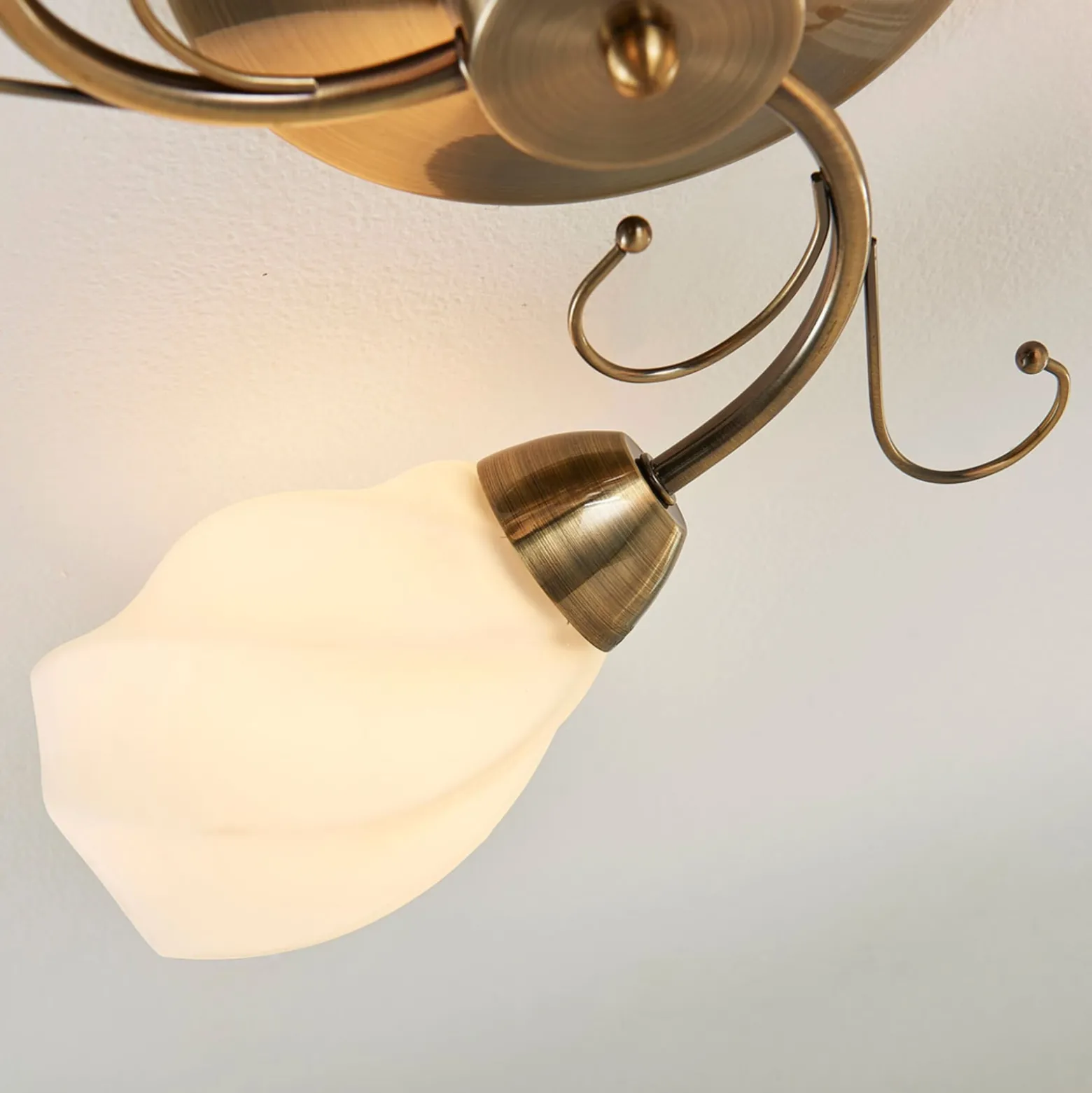 Romantisch gestaltete Deckenlampe Amedea