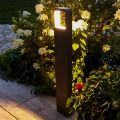 Schlanke LED-Wegeleuchte Juna