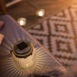 Solarbetriebene LED-Tischleuchte Jar aus Glas