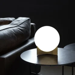 Terzani Tischleuchte Oscar, messingfarben, Ø 20 cm, Opalglas