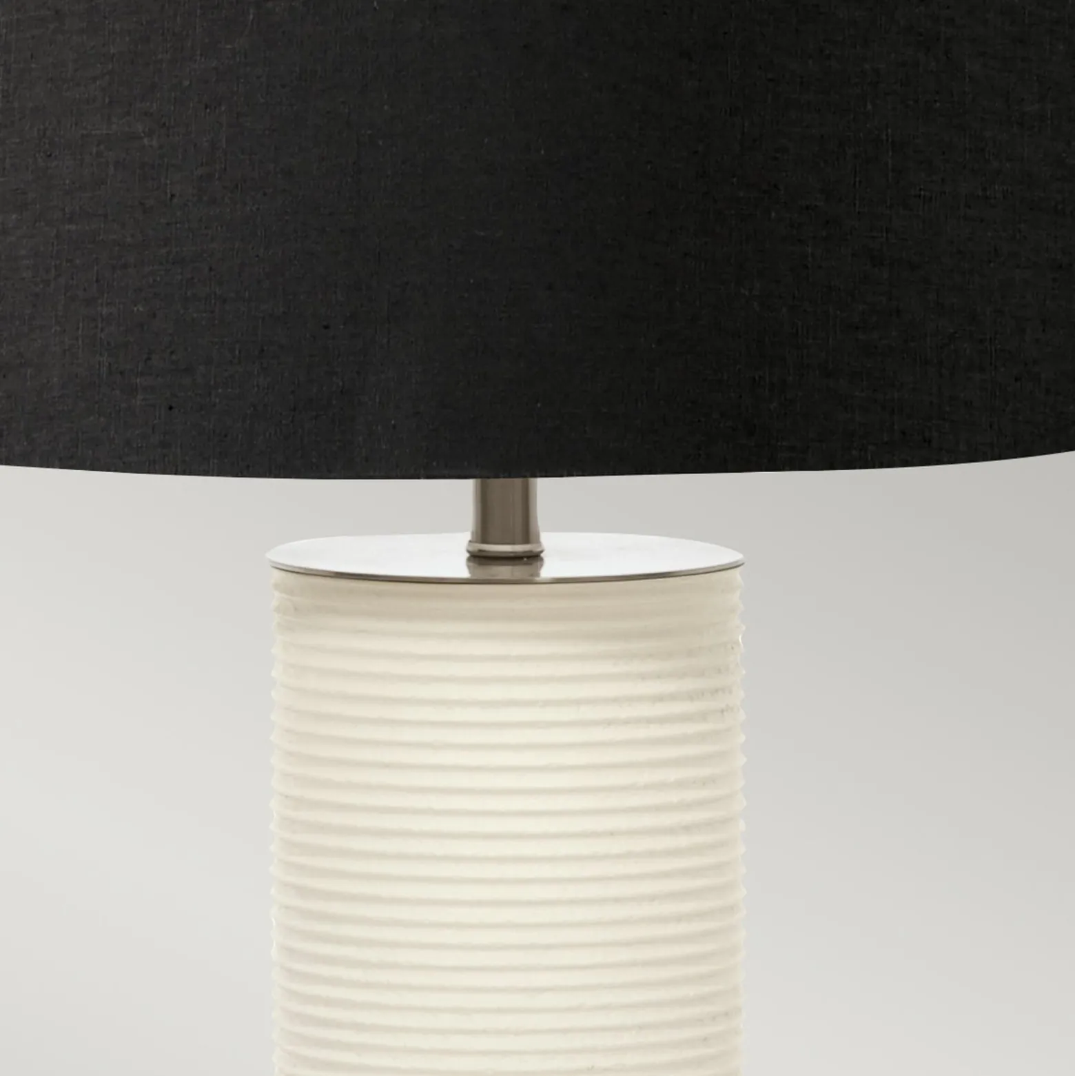 Textil-Tischlampe Ripple Fuß weiß/Schirm schwarz